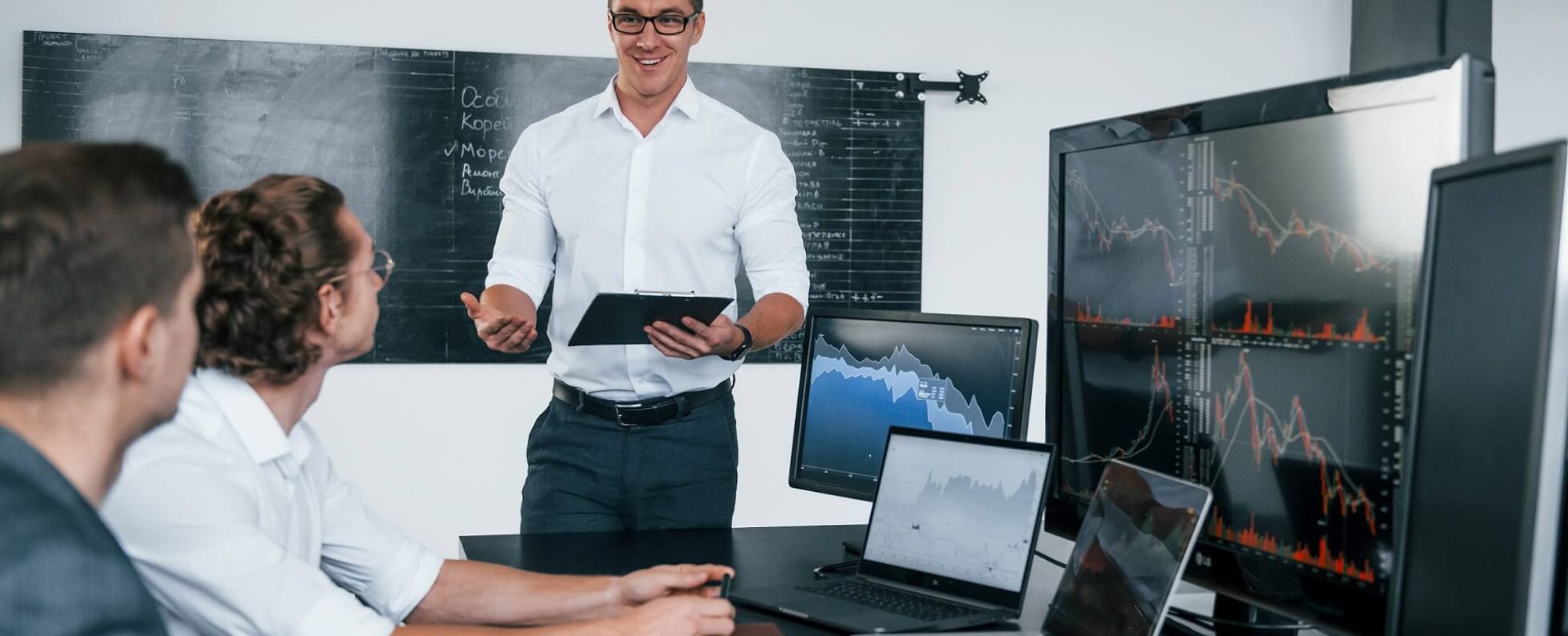 conception-of-teamwork-team-of-stockbrokers-works-M438QWQ.jpg conception-of-teamwork-team-of-stockbrokers-works-M438QWQ.jpg